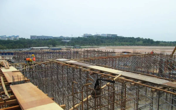 Yaygın olarak kontrplak ve ahşap yapılmış ahşap formu iş