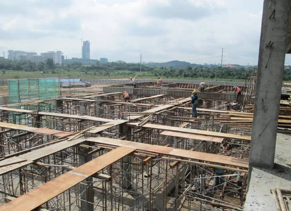 Yaygın olarak kontrplak ve ahşap yapılmış ahşap formu iş