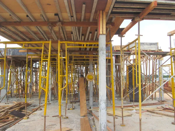 Yaygın olarak kontrplak ve ahşap yapılmış ahşap formu iş