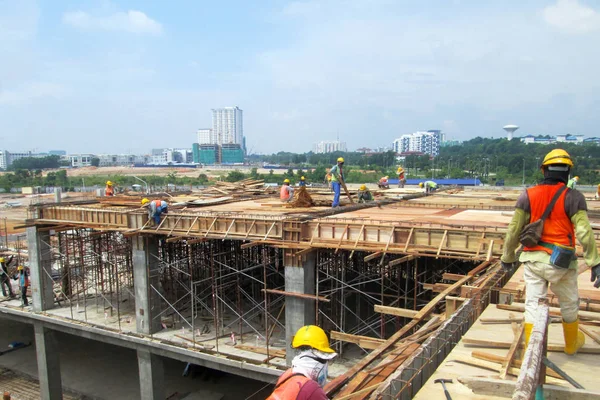 Ahşap formu iş inşaat sahasında imalatı inşaat işçileri 