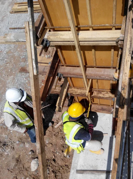 Ahşap formu iş inşaat sahasında imalatı inşaat işçileri — Stok fotoğraf