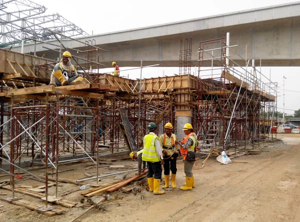 Ahşap formu iş inşaat sahasında imalatı inşaat işçileri 