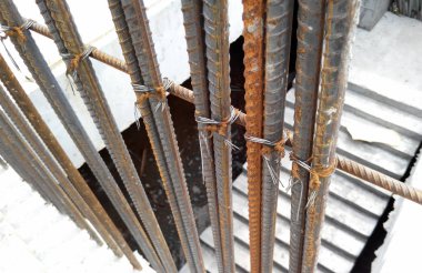 İnşaat sahasında çelik takviye çubuğu.