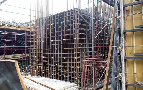 Barra de refuerzo de acero en obra . — Foto de Stock