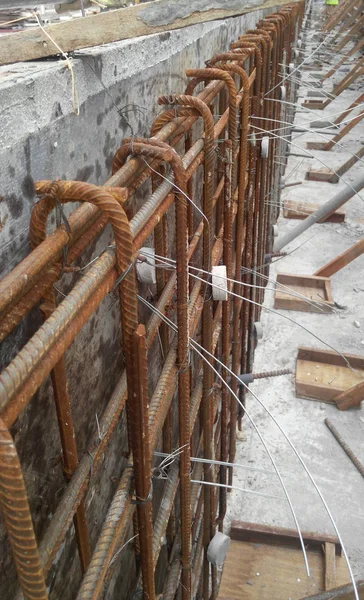 Stahlbewehrungsstange auf Baustelle. — Stockfoto