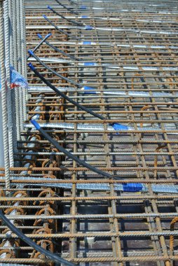 Kuala Lumpur, Malezya-18 Ocak 2017: çelik takviye çubuğu inşaat sahasında. Bu beton güçlendirmek için kullanılır. Şeklinde olduğunu mühendislik tasarımı izleyin ve birlikte küçük tel kullanarak bağlı. 