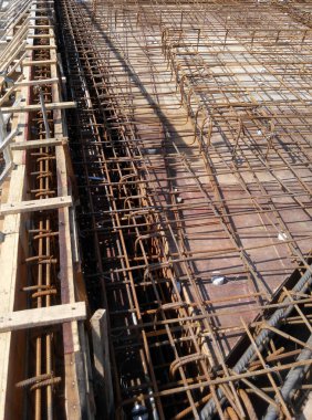 Kuala Lumpur, Malezya-18 Ocak 2017: çelik takviye çubuğu inşaat sahasında. Bu beton güçlendirmek için kullanılır. Şeklinde olduğunu mühendislik tasarımı izleyin ve birlikte küçük tel kullanarak bağlı. 