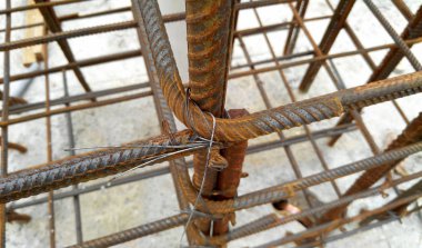 Kuala Lumpur, Malezya-18 Ocak 2017: çelik takviye çubuğu inşaat sahasında. Bu beton güçlendirmek için kullanılır. Şeklinde olduğunu mühendislik tasarımı izleyin ve birlikte küçük tel kullanarak bağlı. 