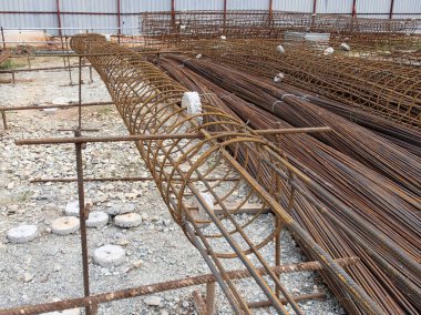 Kuala Lumpur, Malezya-18 Ocak 2017: çelik takviye çubuğu inşaat sahasında. Bu beton güçlendirmek için kullanılır. Şeklinde olduğunu mühendislik tasarımı izleyin ve birlikte küçük tel kullanarak bağlı. 