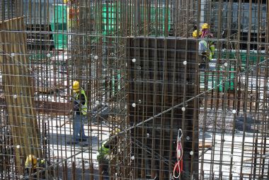Kuala Lumpur, Malezya-18 Ocak 2017: çelik takviye çubuğu inşaat sahasında. Bu beton güçlendirmek için kullanılır. Şeklinde olduğunu mühendislik tasarımı izleyin ve birlikte küçük tel kullanarak bağlı. 