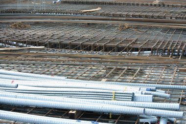 Kuala Lumpur, Malezya-18 Ocak 2017: çelik takviye çubuğu inşaat sahasında. Bu beton güçlendirmek için kullanılır. Şeklinde olduğunu mühendislik tasarımı izleyin ve birlikte küçük tel kullanarak bağlı. 