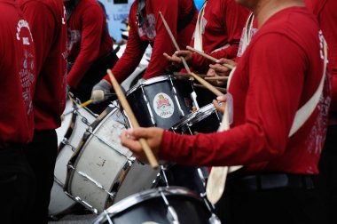 Brass band oyuncu iken nota tarafından destekli bir enstrüman çalma