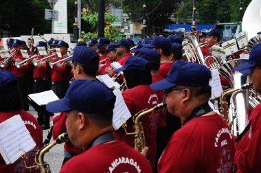 Brass band oyuncu iken nota tarafından destekli bir enstrüman çalma