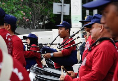 Brass band oyuncu iken nota tarafından destekli bir enstrüman çalma