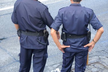 Malezya polisi tam üniformalı görevli.