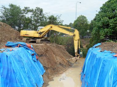 Kuala Lumpur, Malezya-16 Şubat 2017: ağır inşaat makinesi used makinedir Ekskavatör inşaat sırasında toprak kazmak. Uzun hidrolik kolu ile bir kova tarafından desteklenmektedir.  