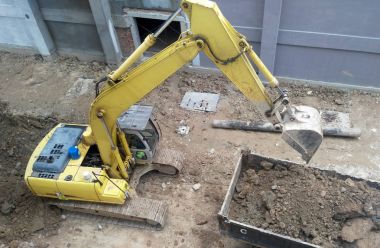 Kuala Lumpur, Malezya-16 Şubat 2017: ağır inşaat makinesi used makinedir Ekskavatör inşaat sırasında toprak kazmak. Uzun hidrolik kolu ile bir kova tarafından desteklenmektedir.  