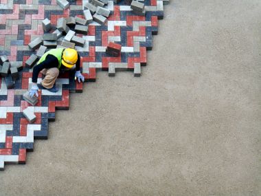 Kuala Lumpur, Malezya-08 Şubat 2017: yükleme ve düzenleme inşaat işçileri prekast beton döşeme taş inşaat sahasında yolluk. 