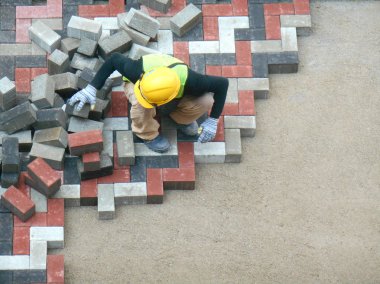 Kuala Lumpur, Malezya-08 Şubat 2017: yükleme ve düzenleme inşaat işçileri prekast beton döşeme taş inşaat sahasında yolluk. 