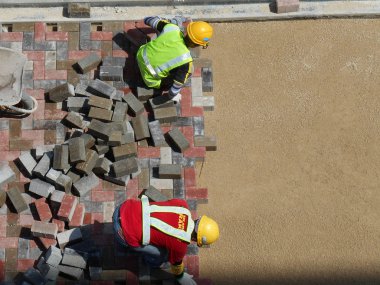 Kuala Lumpur, Malezya-08 Şubat 2017: yükleme ve düzenleme inşaat işçileri prekast beton döşeme taş inşaat sahasında yolluk. 