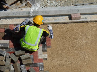 Kuala Lumpur, Malezya-08 Şubat 2017: yükleme ve düzenleme inşaat işçileri prekast beton döşeme taş inşaat sahasında yolluk. 
