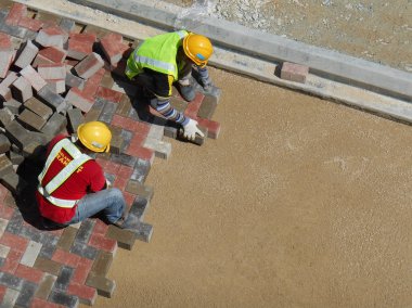Kuala Lumpur, Malezya-08 Şubat 2017: yükleme ve düzenleme inşaat işçileri prekast beton döşeme taş inşaat sahasında yolluk. 