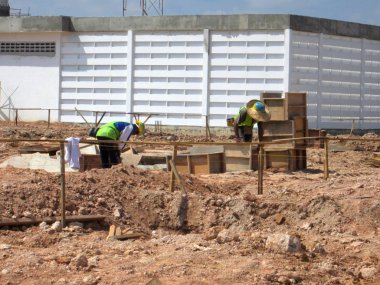 Kuala Lumpur, Malezya-23 Şubat 2017: İnşaat vakıf işleri şantiyede inşaat işçileri tarafından. Kazık işleri ve kazık imalatı işleri kap. 