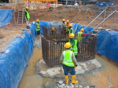 Kuala Lumpur, Malezya-23 Şubat 2017: İnşaat vakıf işleri şantiyede inşaat işçileri tarafından. Kazık işleri ve kazık imalatı işleri kap. 