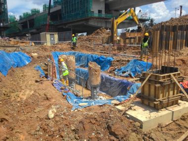 Kuala Lumpur, Malezya-23 Şubat 2017: İnşaat vakıf işleri şantiyede inşaat işçileri tarafından. Kazık işleri ve kazık imalatı işleri kap. 