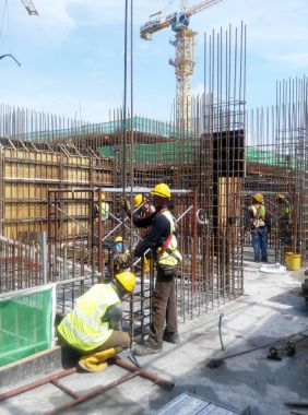 Kuala Lumpur, Malezya-18 Ocak 2017: çelik takviye çubuğu Kuala Lumpur, Malezya inşaat sahasında imalatı inşaat işçileri. Takviye çubuğu birlikte küçük tel kullanarak bağlıydı.  