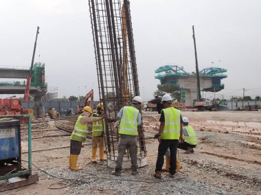 Kuala Lumpur, Malezya-18 Ocak 2017: çelik takviye çubuğu Kuala Lumpur, Malezya inşaat sahasında imalatı inşaat işçileri. Takviye çubuğu birlikte küçük tel kullanarak bağlıydı.  