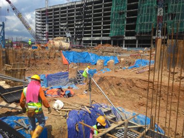 Serdang, Malezya-23 Şubat 2017: İnşaat vakıf işleri şantiyede inşaat işçileri tarafından. Kazık işleri ve kazık imalatı işleri kap. 