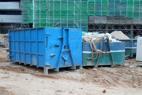 SELANGOR, MALAYSIA -15 HAZİRAN 2017: İnşaat sahasında kullanılan atık çöp kutusu.  