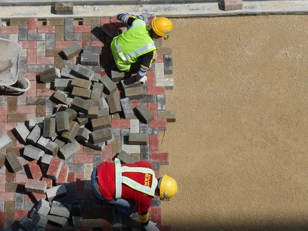 Kuala Lumpur, Malezya-08 Şubat 2017: yükleme ve düzenleme inşaat işçileri prekast beton döşeme taş inşaat sahasında yolluk. 