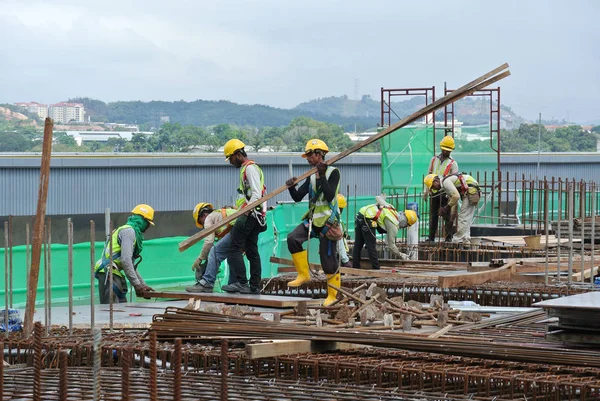 Kuala Lumpur Malaysia January 2017 Construction Workers Fabricating Steel Reinforcement — Stock Photo, Image