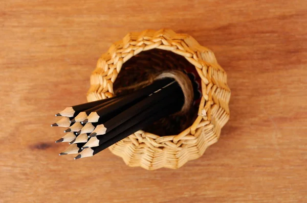 Bleistifte mit einem Seil aus Stroh gebunden und in einen Behälter gelegt — Stockfoto