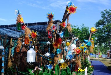 Geri dönüşüm malzeme karışımı ve çiçek karışımı yapılmış küçük cep Bahçe