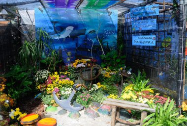 Geri dönüşüm malzeme karışımı ve çiçek karışımı yapılmış küçük cep Bahçe