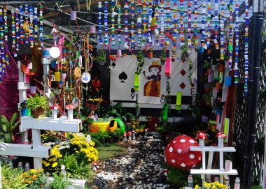 Geri dönüşüm malzeme karışımı ve çiçek karışımı yapılmış küçük cep Bahçe