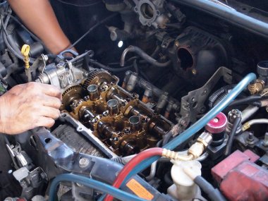 Araba tamircisi atölye hatalı araba motoru tamiri. 