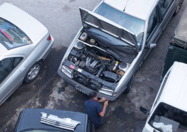 Araba tamircisi atölye hatalı araba motoru tamiri. 