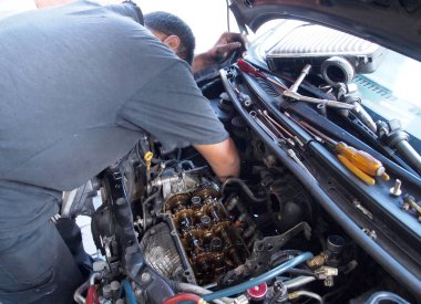 Araba tamircisi atölye hatalı araba motoru tamiri. 