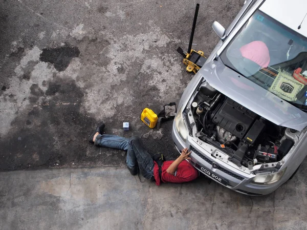Mechanik samochodowy, naprawy uszkodzony samochód silnik o warsztatów. — Zdjęcie stockowe