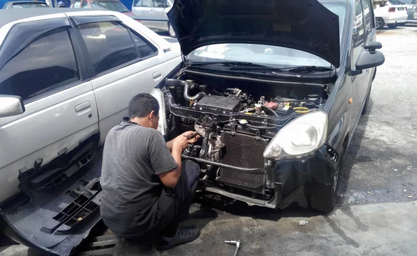 Automechanik, oprava vadné auto motor na workshopu. — Stock fotografie