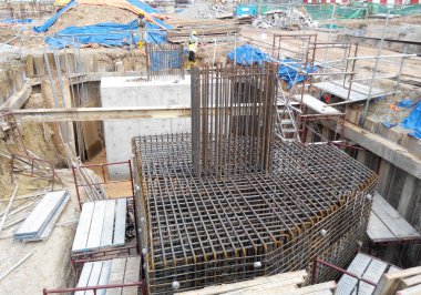 İnşaat alanında concreted beton yığını kap 