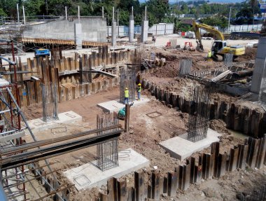 İnşaat alanında concreted beton yığını kap 