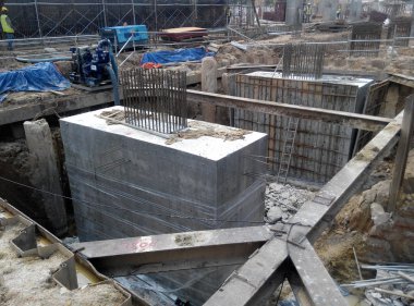 İnşaat alanında concreted beton yığını kap 