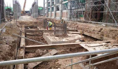 İnşaat alanında concreted beton yığını kap 