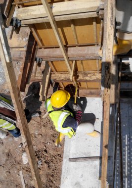  Sütun kereste form iş ve takviye çubuğu imalatı inşaat işçileri