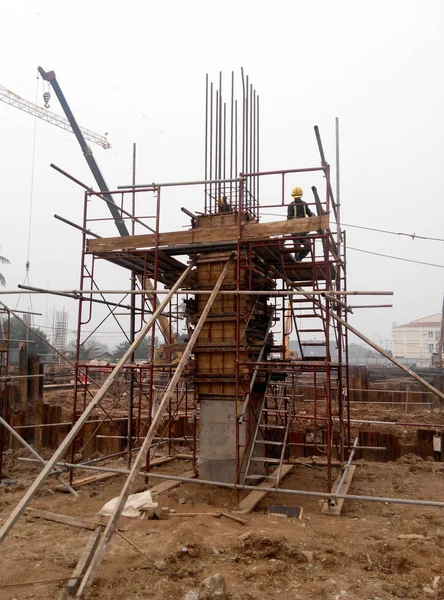 Sütun kereste form iş ve takviye çubuğu imalatı inşaat işçileri — Stok fotoğraf